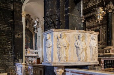 Liguria 'yı hayal et. Portovenere köyünün mimarisi 