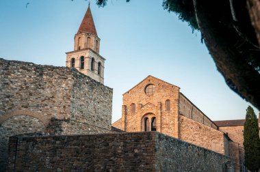 Antik Roma 'nın ana şehri. Roma kolonileşmesi ile Hıristiyanlığın doğuşu arasındaki su birikintisi.