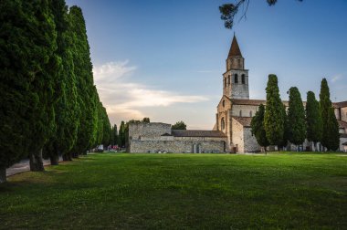 Antik Roma 'nın ana şehri. Roma kolonileşmesi ile Hıristiyanlığın doğuşu arasındaki su birikintisi.