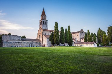Antik Roma 'nın ana şehri. Roma kolonileşmesi ile Hıristiyanlığın doğuşu arasındaki su birikintisi.