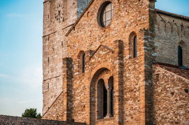 Antik Roma 'nın ana şehri. Roma kolonileşmesi ile Hıristiyanlığın doğuşu arasındaki su birikintisi.
