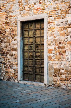 Antik Roma 'nın ana şehri. Roma kolonileşmesi ile Hıristiyanlığın doğuşu arasındaki su birikintisi.