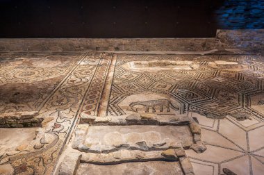 Antik Roma 'nın ana şehri. Roma kolonileşmesi ile Hıristiyanlığın doğuşu arasındaki su birikintisi.