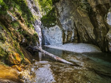 Julian Prealps 'de şelale ve baraj. Crosis, Tarcento 'nun incisi.