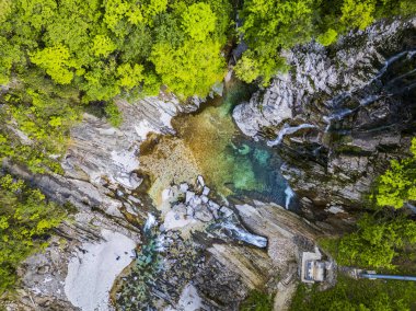 Julian Prealps 'de şelale ve baraj. Crosis, Tarcento 'nun incisi.