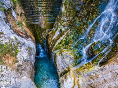 Julian Prealps 'de şelale ve baraj. Crosis, Tarcento 'nun incisi.