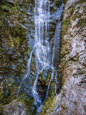 Julian Prealps 'de şelale ve baraj. Crosis, Tarcento 'nun incisi.