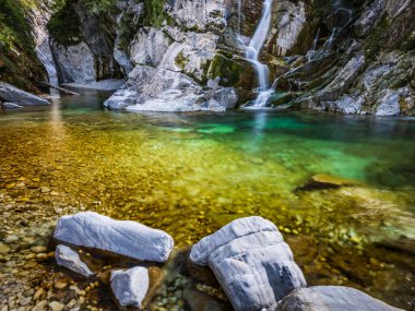 Julian Prealps 'de şelale ve baraj. Crosis, Tarcento 'nun incisi.