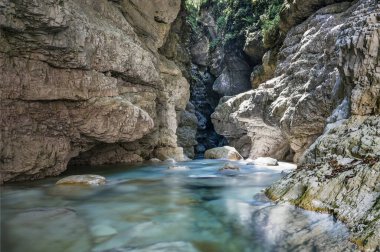 Bozulmamış doğa manzarası. Raccolana deresinin geçidi. Chiusaforte. Friuli.