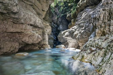 Bozulmamış doğa manzarası. Raccolana deresinin geçidi. Chiusaforte. Friuli.
