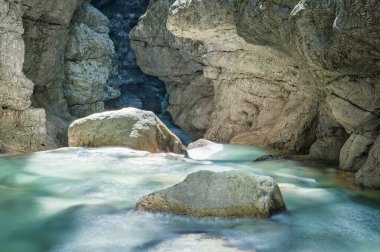 Bozulmamış doğa manzarası. Raccolana deresinin geçidi. Chiusaforte. Friuli.