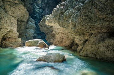 Bozulmamış doğa manzarası. Raccolana deresinin geçidi. Chiusaforte. Friuli.