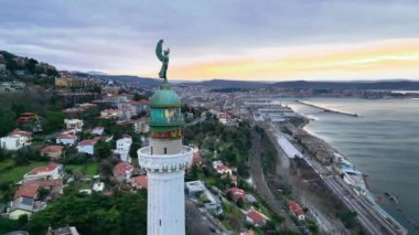 Zafer Deniz Feneri. Trieste ve şehrinin tarihi anıtı