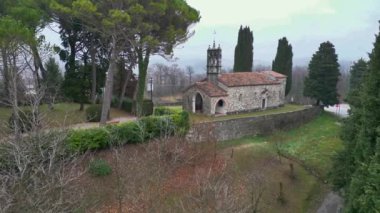 Tarcento 'nun tarihi güzellikleri için sisli ve bulutlu bir gün. Bulutlarda bir dalış. Friuli.
