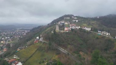 Tarcento 'nun tarihi güzellikleri için sisli ve bulutlu bir gün. Bulutlarda bir dalış. Friuli.