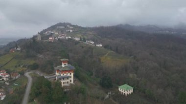Tarcento 'nun tarihi güzellikleri için sisli ve bulutlu bir gün. Bulutlarda bir dalış. Friuli.