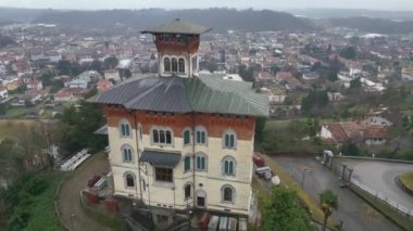 Tarcento 'nun tarihi güzellikleri için sisli ve bulutlu bir gün. Bulutlarda bir dalış. Friuli.