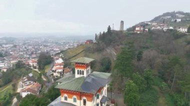 Tarcento 'nun tarihi güzellikleri için sisli ve bulutlu bir gün. Bulutlarda bir dalış. Friuli.