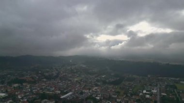 Tarcento 'nun tarihi güzellikleri için sisli ve bulutlu bir gün. Bulutlarda bir dalış. Friuli.