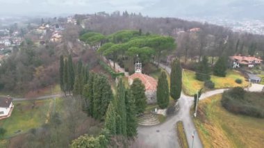 Tarcento 'nun tarihi güzellikleri için sisli ve bulutlu bir gün. Bulutlarda bir dalış. Friuli.