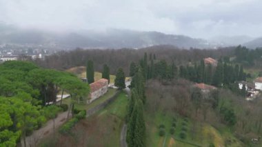Tarcento 'nun tarihi güzellikleri için sisli ve bulutlu bir gün. Bulutlarda bir dalış. Friuli.