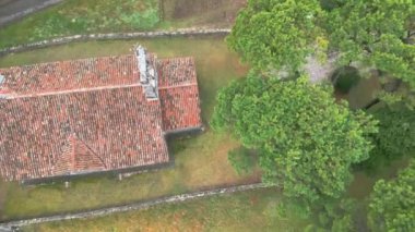 Tarcento 'nun tarihi güzellikleri için sisli ve bulutlu bir gün. Bulutlarda bir dalış. Friuli.