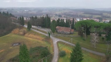 Tarcento 'nun tarihi güzellikleri için sisli ve bulutlu bir gün. Bulutlarda bir dalış. Friuli.