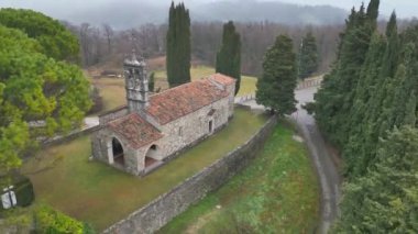 Tarcento 'nun tarihi güzellikleri için sisli ve bulutlu bir gün. Bulutlarda bir dalış. Friuli.