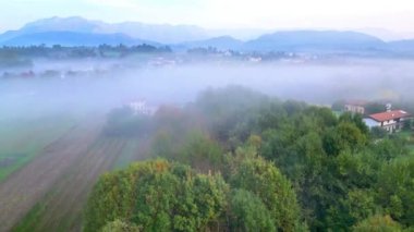 Friuli tepelerinde sisli bir şafak. Autumn Cassacco. Gizemli Friuli