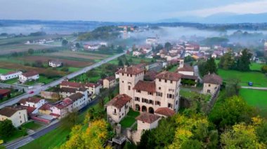 Friuli tepelerinde sisli bir şafak. Autumn Cassacco. Gizemli Friuli