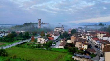 Friuli tepelerinde sisli bir şafak. Autumn Cassacco. Gizemli Friuli