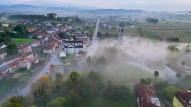 Friuli tepelerinde sisli bir şafak. Autumn Cassacco. Gizemli Friuli