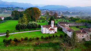 Friuli tepelerinde sisli bir şafak. Autumn Cassacco. Gizemli Friuli