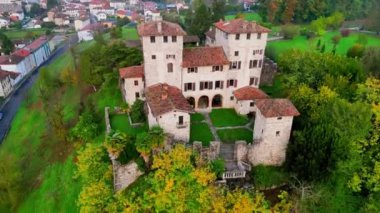 Friuli tepelerinde sisli bir şafak. Autumn Cassacco. Gizemli Friuli