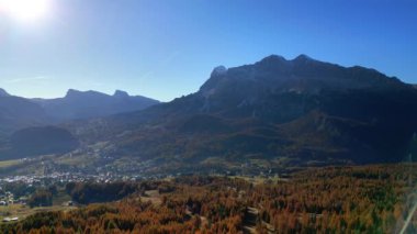 Sonbahar, Cortina d 'Ampezzo Vadisi' ndeki ormanın sessizliğinde. Büyülü renkli tarlalar ve rüya gibi Dolomite tepeleri.