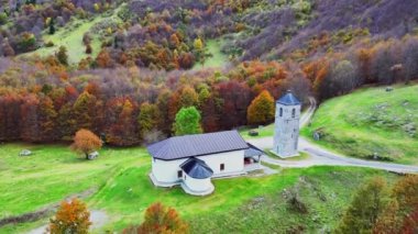 Val Resia 'da sonbahar. Renklerin sihri ve Sella Carne 'ın geçici gölünün manzarası.