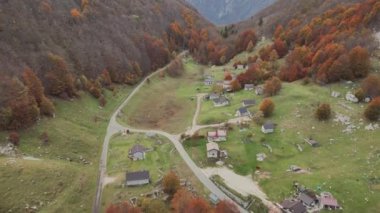 Val Resia 'da sonbahar. Renklerin sihri ve Sella Carne 'ın geçici gölünün manzarası.