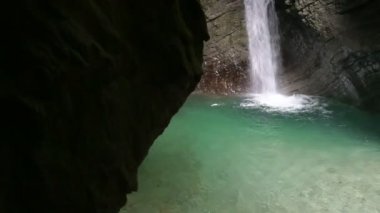 Kozjak şelaleleri. Doğal ve vahşi Slovenya. Soa Vadisi