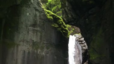 Kozjak şelaleleri. Doğal ve vahşi Slovenya. Soa Vadisi