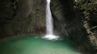 Kozjak şelaleleri. Doğal ve vahşi Slovenya. Soa Vadisi