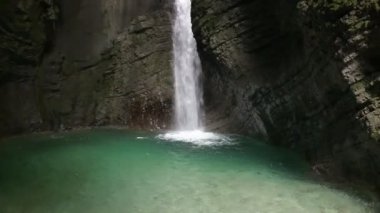 Kozjak şelaleleri. Doğal ve vahşi Slovenya. Soa Vadisi
