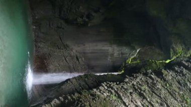Kozjak şelaleleri. Doğal ve vahşi Slovenya. Soa Vadisi