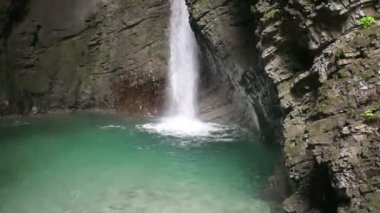 Kozjak şelaleleri. Doğal ve vahşi Slovenya. Soa Vadisi