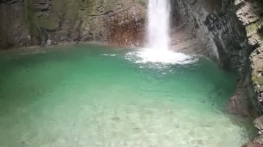 Kozjak şelaleleri. Doğal ve vahşi Slovenya. Soa Vadisi