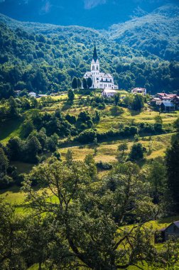 Dresenza, yeşil Slovenya 'da küçük bir köy. Isonzo Vadisi.