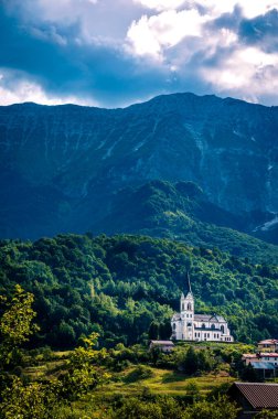 Dresenza, yeşil Slovenya 'da küçük bir köy. Isonzo Vadisi.