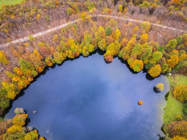 Val Resia 'da Sella Carnthe. Sonbahar manzarası ve geçici göl.