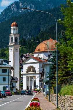 Auronzo Gölü 'nde Belluno Eyaleti' nin mimarisi. Ülkenin ve Dolomitlerin aynası..