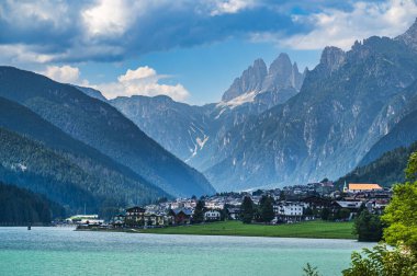 Auronzo Gölü. Ülkenin ve Dolomitlerin aynası..