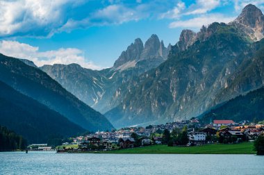 Auronzo Gölü. Ülkenin ve Dolomitlerin aynası..